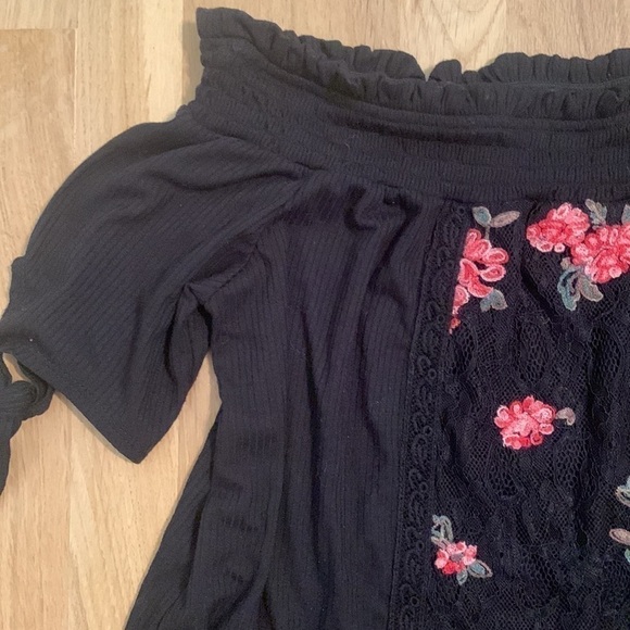 𝅺francesca’s Alya Off-The-Shoulder Lace Ribbed Black Top Women’s M - Picture 4 of 7